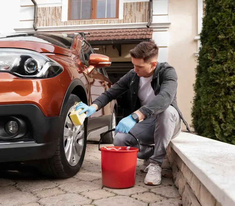 Lavage auto à domicile Laveline-devant-Bruyères : professionnel intervenant sur un véhicule